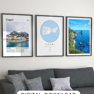 Puede incluir: Tres impresiones enmarcadas de Capri, Italia. La primera impresión presenta una foto de la costa de la isla con edificios coloridos. La segunda impresión es un mapa de la isla con el texto "Capri, Italia" y coordenadas. La tercera impresión es una foto de las formaciones rocosas de los Faraglioni.
