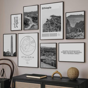 Puede incluir: Un conjunto de impresiones enmarcadas en blanco y negro con imágenes de Etiopía. Las impresiones incluyen un mapa de Etiopía, una cascada, una cordillera y una impresión de texto con las palabras "CRADLE OF HUMANITY, WHERE ANCIENT WONDERS MEET MODERN SPIRIT".