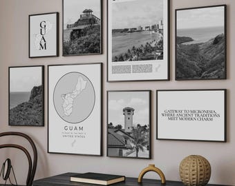 Op de afbeelding: Een set zwart-witprints met verschillende afbeeldingen van Guam, waaronder een kaart, een stadsbeeld, een strandscene en een vuurtoren. De prints zijn ingelijst in zwarte lijsten en zijn gerangschikt op een muur.
