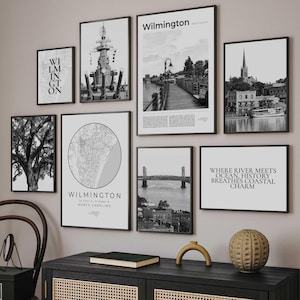Pode incluir: Uma galeria de parede com impressões em preto e branco emolduradas. As impressões apresentam imagens de Wilmington, Carolina do Norte, incluindo um mapa, um encouraçado, uma ponte e o texto "WHERE RIVER MEETS OCEAN, HISTORY BREATHES COASTAL CHARM."