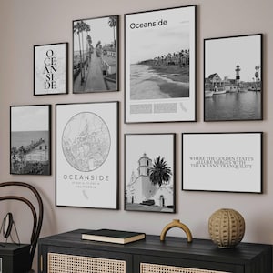 Puede incluir: Un conjunto de impresiones enmarcadas en blanco y negro con varias imágenes de Oceanside, California. Las impresiones incluyen un mapa de la ciudad, una escena de playa, una iglesia y una impresión de texto que dice "Donde el encanto del Estado Dorado se fusiona con la tranquilidad del océano."