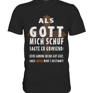Könnte beinhalten: Schwarzes T-Shirt mit einem weißen Grafikdruck eines Kreuzes und dem Text "ALS GOTT MICH SCHUF SAGTE ER GRINSEND: KEINE AHNUNG OB DAS GUT GEHT, ABER LUSTIG WIRD'S BESTIMMT!"