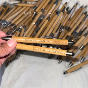 Fanery Sue Personalisierbares Stift-Set Aus Buchenholz – Mit Kugelschreiber & Etui, Gravierbar (Stil 1)