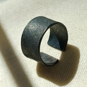 Czarne szerokie obrączki, Nowoczesne geometryczne obrączki, Obrączka ślubna, Czarny pierścionek z obrączką, Szeroka regulowana obrączka, Nowoczesny srebrny pierścionek
