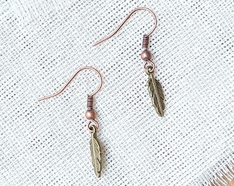 Pendientes de plumas, Pendientes colgantes de plumas, Pendientes de plumas de metal, Pendientes de plumas de cobre, Pendientes de plumas bohemios, Pendientes de cobre para uso diario