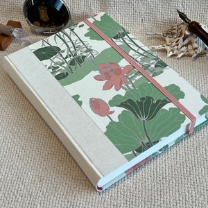 Carnet cartonné A5 dos rond - Journal fait main en coton/soie et nénuphars