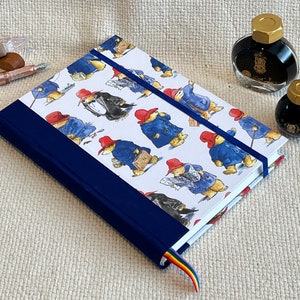 Diario A5 con dorso tondo e copertina rigida - Diario fatto a mano in cotone/seta e stampa dell'orso Paddington