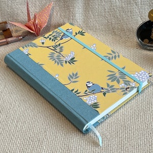 Carnet cartonné A5 dos rond - Journal fait main en coton/soie et feuilles de sorbier des prés sur jaune