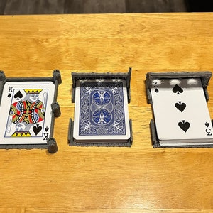 Portadores de cartas Regicídio para o baralho Castelo, baralho Taverna e baralho Enfermerie (descartes). Três arquivos STL em um arquivo ZIP.