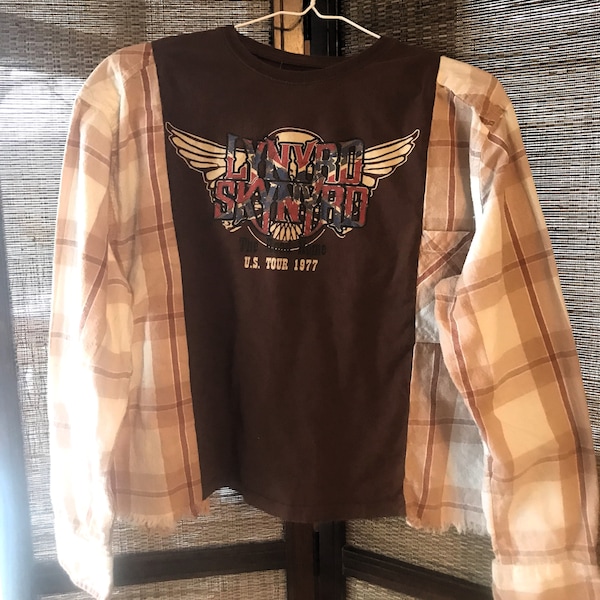 Reworked vintage flannel tee size S-L, upcycled oversized rock band graphic t-shirt pullover with fringy hem, refashioned sweatshirt 70s 80s