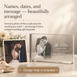 以下が含まれることがあります： 透明なガラス製の結婚記念品。カップルの白黒写真があり、「Alex & Mia」という名前と「2025年8月11日」の日付が印刷されています。小さな額縁写真も表示されています。