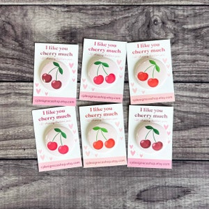 I Like You Cherry Much 1.25インチ チェリーボタンピンまたはマグネット | バレンタインデーカード | バレンタインデー