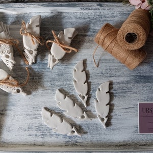 Ornamentos de penas de argila. Pacote de 5.