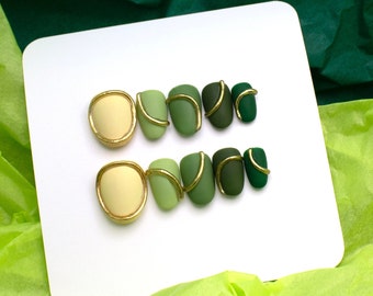 Unhas postiças verdes pintadas à mão | Delineador dourado 3D, acabamento fosco