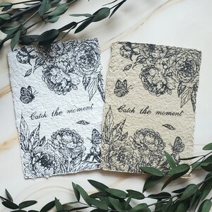 Karte mit Spruch "Catch the Moment" als Grußkarte Geburtstag oder zum Muttertag - Spruch auf Postkarte schwarz weiß mit Blumen