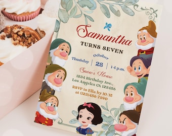 Könnte beinhalten: Eine Einladung im Vintage-Stil für eine Geburtstagsfeier mit Schneewittchen und den sieben Zwergen. Die Einladung ist mit floralen Elementen verziert und hat einen hellblauen Hintergrund. Der Text lautet "Samantha wird sieben, Oktober 28, 13:00 - 17:00 Uhr, Snow's House, 1234 Birthday Ave., Los Angeles CA 123456, RSVP an Ella bis 10/15 unter (123)456-7890".