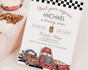 Puede incluir: Una tarjeta de invitación blanca con un borde a cuadros y una imagen de dibujos animados de tres coches de la película Cars. El texto de la tarjeta dice "Start your engines MICHAEL is turning seven SAT, DEC 28TH 3:30 - 5:30 P.M. Michael's Pitstop 1234 BIRTHDAY AVE., LOS ANGELES CA 91210 RSVP TO DAD BY DEC 25TH AT 123-456-7890".