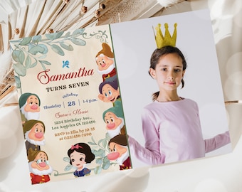 Könnte beinhalten: Eine Geburtstagseinladung mit dem Thema Schneewittchen mit dem Text "Samantha TURNS SEVEN". Die Einladung enthält Datum, Uhrzeit und Ort. Ein junges Mädchen mit einer goldenen Krone ist ebenfalls abgebildet.