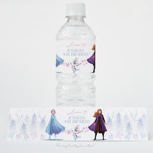Könnte beinhalten: Wasserflaschenetiketten mit den Frozen-Charakteren Elsa und Anna. Die Etiketten sind weiß mit blauen und violetten Akzenten und sagen "Willkommen zum 9. Geburtstag von Jessica".