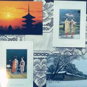 4 cartes postales japonaises vintage Maiko Girls et pagode du palais impérial de Kyoto Yasaka, 6 x 4 po, 2 ont été faites par SEIKYOKUDO aucune écriture de timbres-poste