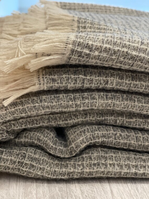 Thin outlet wool blanket