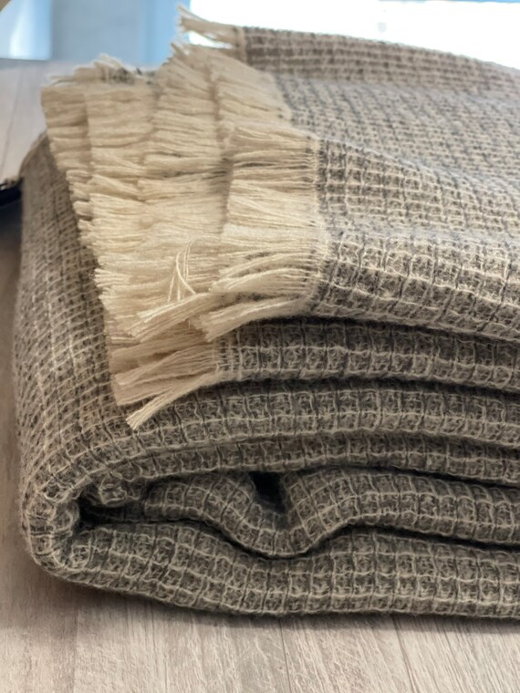 High Quality Soft and Thin Gray Honeycomb Natural Merino Wool