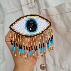Broche de mal de ojo hecho a mano, broche de mal de ojo bordado, broche de diseño personalizado, broche personal hecho a mano, broche especial hecho a mano, broche de letra plateada