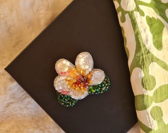 Broche de contas feito à mão, broche de flor de jasmim, broche floral bordado, joias personalizadas, presente artesanal