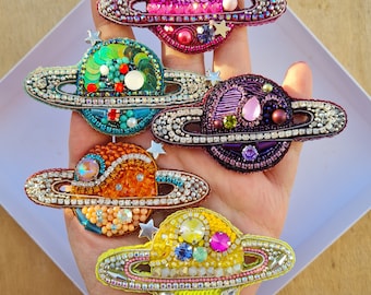 Handgemachte Perlen Brosche: Bunt Bestickter Schmuck