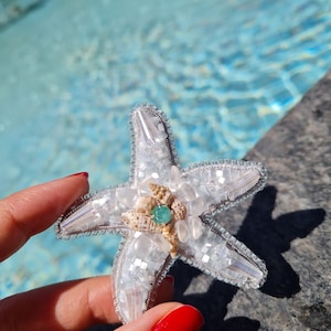 Broche de estrella de mar hecho a mano, broche de diseño personalizado, pin personal hecho a mano, broche especial hecho a mano, broche de letra plateada,
