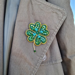 Broche de trébol hecho a mano, broche de diseño personalizado, pin personal hecho a mano, broche especial hecho a mano, broche de letra de plata,