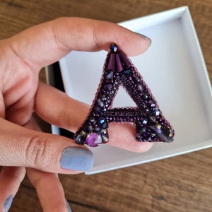 Broche de letra hecho a mano, broche, pin personal hecho a mano, broche especial hecho a mano, broche de letra A de plata, joyería de regalo