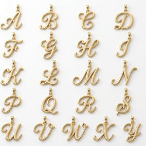 Op de afbeelding: Een verzameling goudkleurige cursieve alfabethangers, elk met een lus voor een ketting. De letters A t/m Z worden weergegeven, met een verscheidenheid aan elegante, vloeiende ontwerpen. De hangers zijn op een witte achtergrond geplaatst.