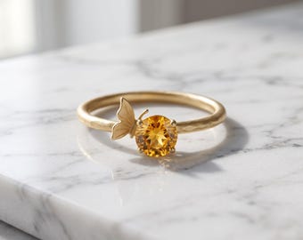 蝶のシトリンリング、繊細な質感のゴールドバンド、11月の誕生石ジュエリー、ユニークなクリスタルジェムストーンリング、自然からインスピレーションを得た彼女へのギフト
