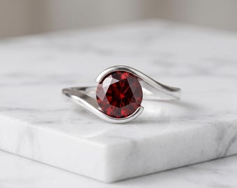Anello bypass con rubino rotondo in argento sterling, moderno anello di fidanzamento con granato a mezza castone, anello di tensione minimalista con gemma rossa, regalo per lei