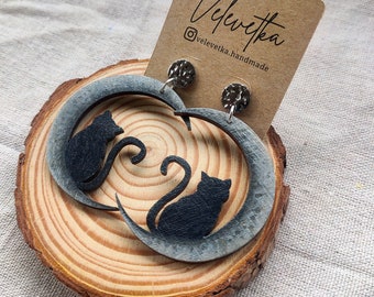 Aretes de madera pintados a mano con gato negro en la luna - Joyas únicas inspiradas en la naturaleza