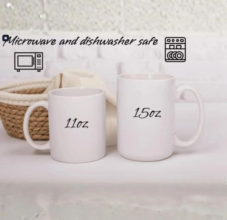 Puede incluir: Dos tazas de cer&aacute;mica blancas, una con la etiqueta "11oz" y la otra "15oz". Las tazas tienen un dise&ntilde;o sencillo con un asa curvada. El texto encima de las tazas dice "Microwave and dishwasher safe" con iconos relacionados.