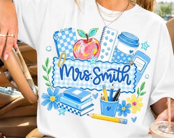 Camiseta personalizada con el nombre del profesor, camiseta preppy para la vuelta al cole, camiseta azul a cuadros con estampado de manzana para profesores, camiseta para el primer día de trabajo como profesor, profesor de aula