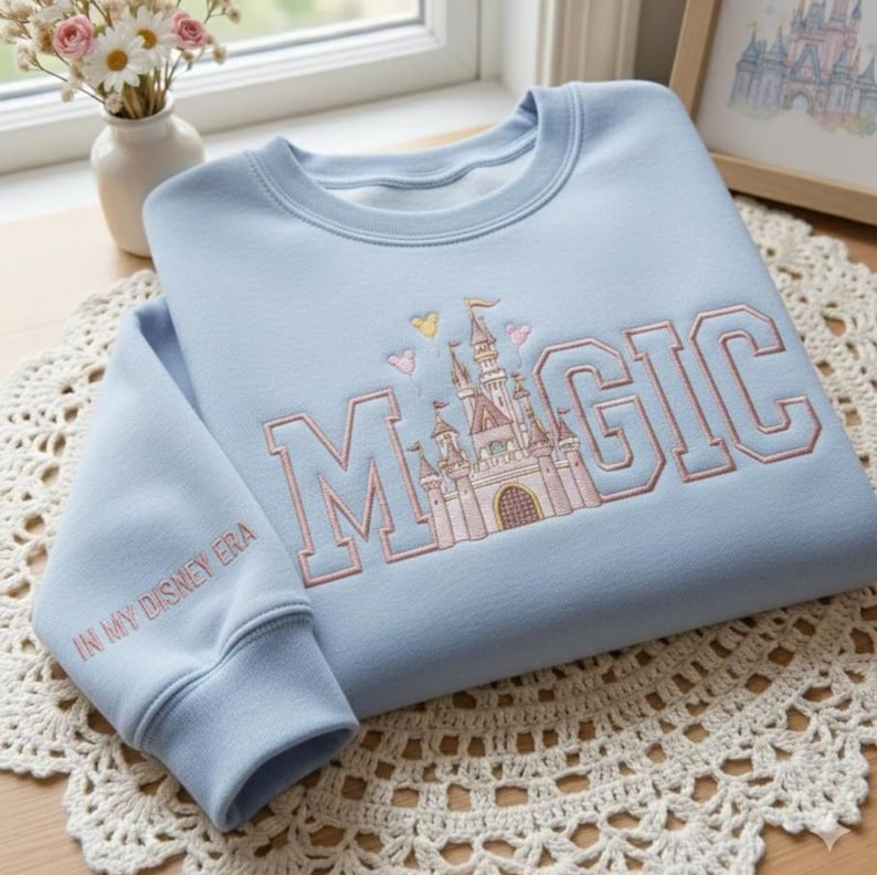 Puede incluir: Un juego de tres tazas de cer&aacute;mica con un acabado mate moteado. Cada taza presenta un color diferente: azul claro, crema y gris. Las tazas tienen un dise&ntilde;o simple y moderno y un asa c&oacute;moda.