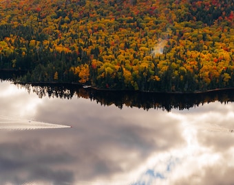 Tirage d'art Couleurs d'automne Feuilles orange Lac Montagnes canadiennes Vue nature Nuages Décoration murale horizontale Photo de voyage