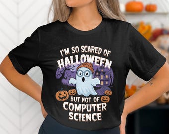 Może przedstawiać: Czarny T-shirt z białym duchem w okularach i czapce. Tekst na koszulce brzmi "Boję się Halloween, ale nie informatyki".