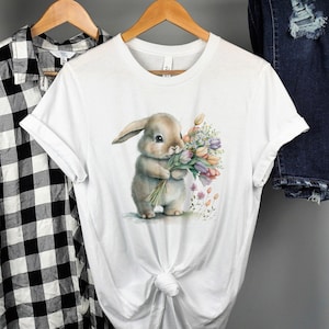 Niedliches Osterhase Blumen Aquarell T-Shirt, Frühling Zeit Kaninchen mit Blumen, Tierliebhaber, Osterkaninchen, Karwoche, Frohe Ostern, Paques Bild 1