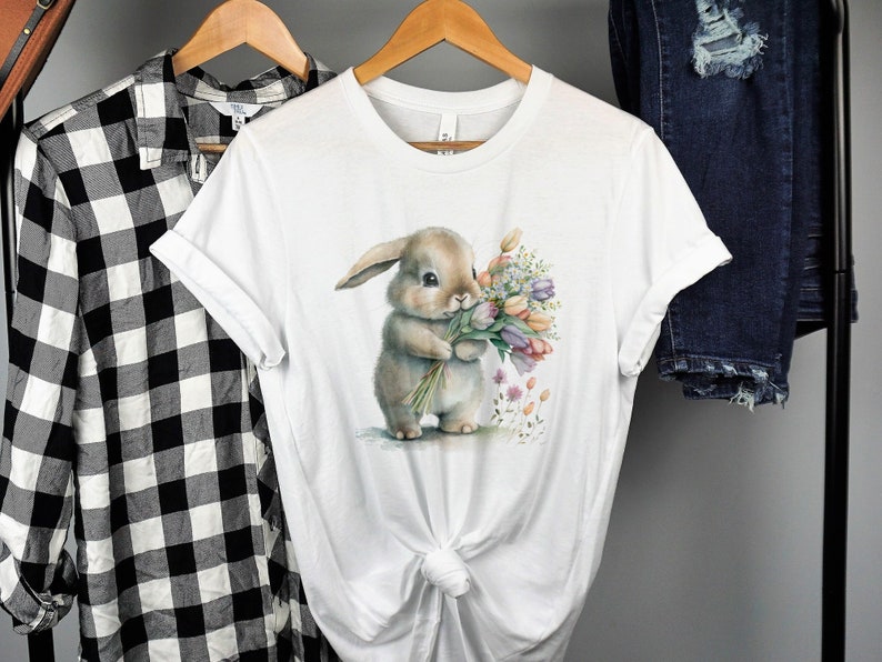 Niedliches Osterhase Blumen Aquarell T-Shirt, Frühling Zeit Kaninchen mit Blumen, Tierliebhaber, Osterkaninchen, Karwoche, Frohe Ostern, Paques Bild 1