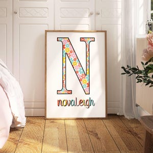 Lámina decorativa personalizada para pared con nombre, estampado floral brillante con iniciales, decoración colorida para la habitación infantil, letrero personalizado con el nombre del bebé para la guardería, arte con monogramas