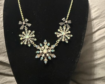 Colar vintage Betsey Johnson com flocos de neve