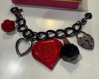 Pulseira rara vintage Betsey Johnson com coração esculpido em rosa