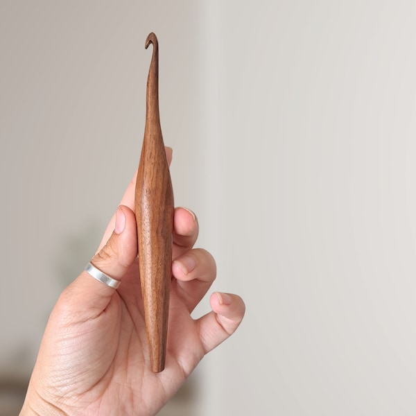 Handmade Ergonomic Wooden Crochet Hook, Hand Carved Rosewood Crochet hook, Wren Crochet Hook Ergonomic Crochet Hook