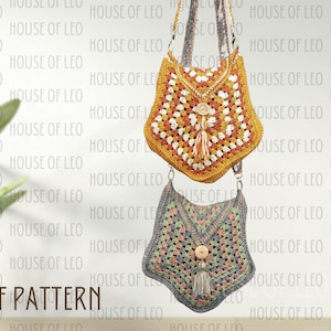 Puede incluir: Dos bolsos de ganchillo con un patrón de granny square. El bolso de la izquierda es naranja, blanco y marrón. El bolso de la derecha es gris, rosa y verde. Ambos bolsos tienen un borla y un botón.