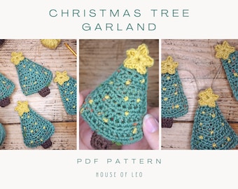 Puede incluir: Patrón de crochet para una guirnalda de árbol de Navidad. El patrón incluye instrucciones para hacer un pequeño árbol de Navidad de crochet verde con una estrella amarilla en la parte superior. El patrón está disponible para descargar en PDF. El texto "Christmas Tree Garland" y "PDF Pattern" es visible en la imagen.