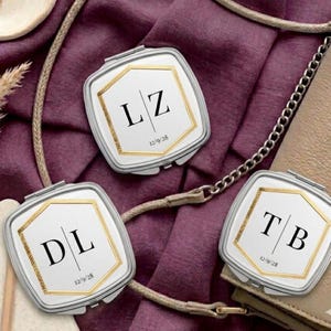 Espejo compacto personalizado, accesorio de viaje, regalo de cumpleaños, recuerdo de fiesta, recuerdo con monograma inicial personalizado, marco con escamas de oro.